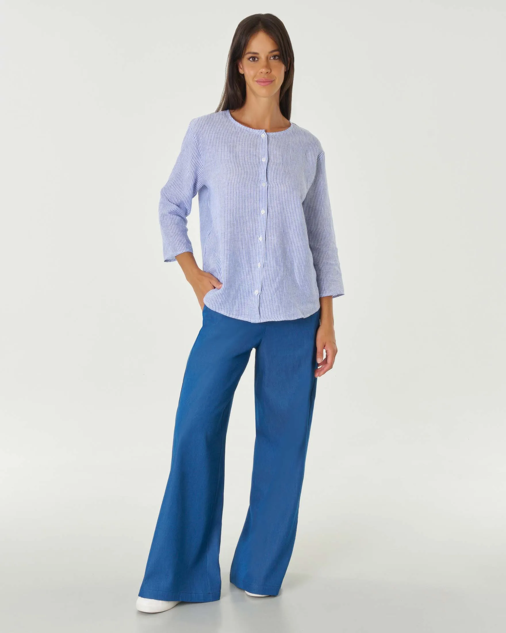 Camicia coreana senza colletto in puro lino, a righine bianche e blu con maniche a tre quarti