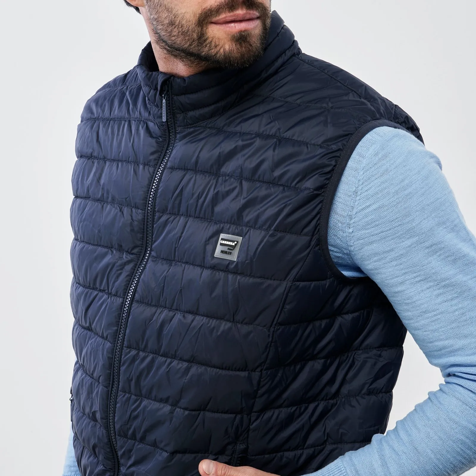 Gilet imbottito blu con tasche e zip