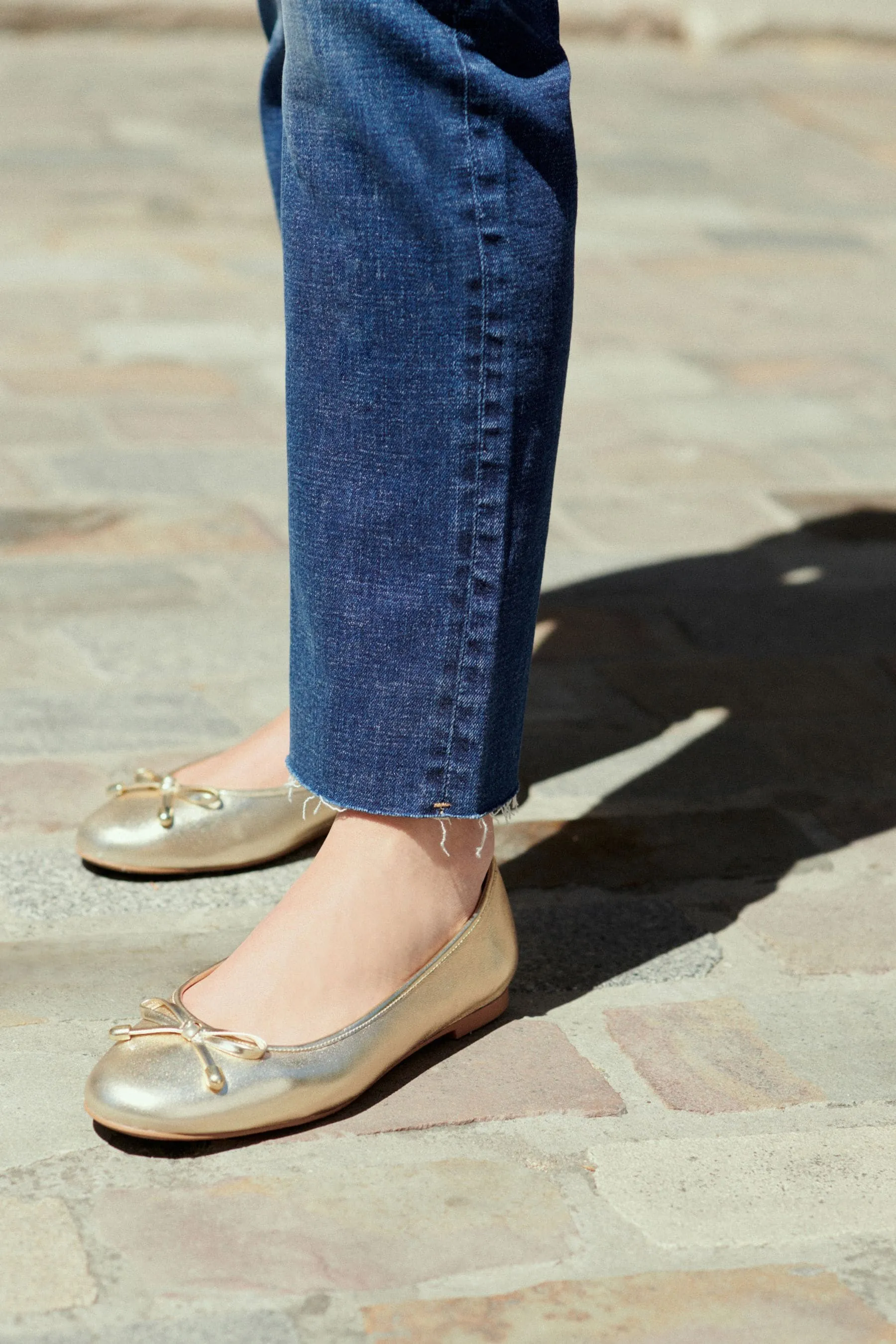 Jeans vestibilità slim comoda con fondo grezzo