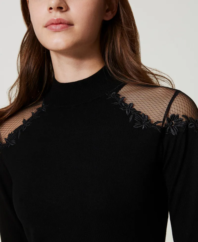 Maglia lupetto con tulle e ricamo