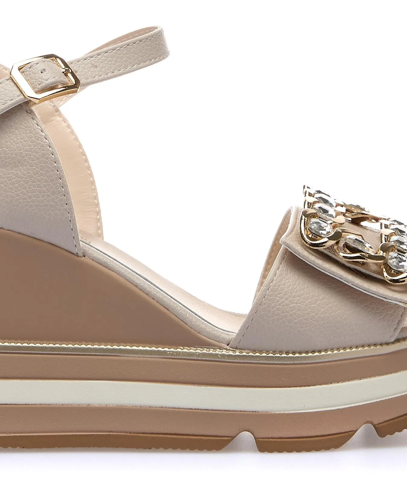 Sandali beige in pelle con zeppa e pietre gioiello